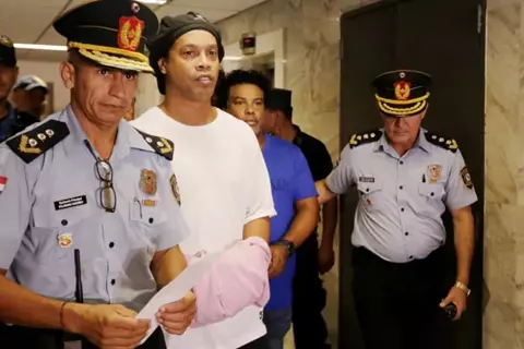 رمضان صبحي ليس الأول.. 9 نجوم محليين وعالميين قبعوا "وراء القضبان" 